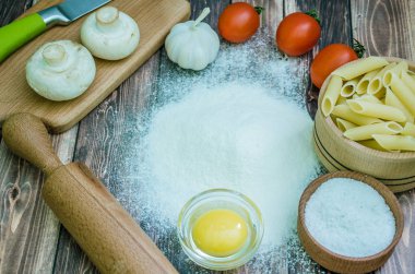 Natürmort makarna malzemelerle