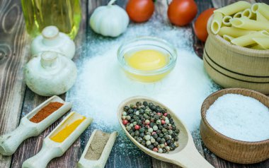 Natürmort makarna malzemelerle