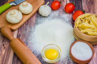 Natürmort makarna malzemelerle