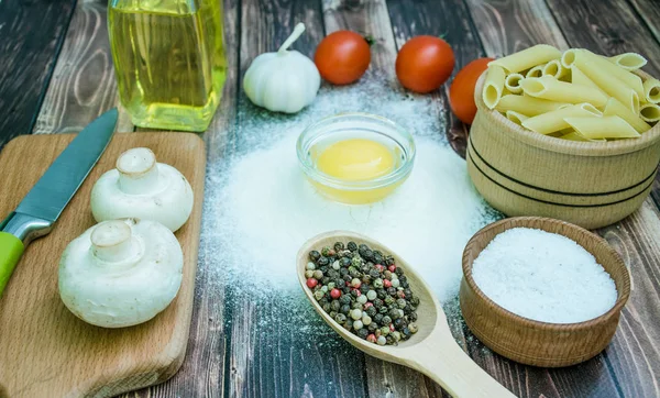 Stilleven met pasta ingrediënten — Stockfoto