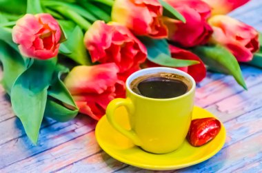 Ahşap zemin üzerine lale