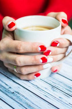 Bir fincan çay ile tutan kadın