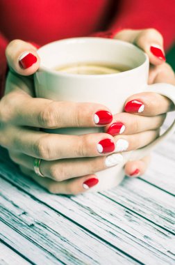 Bir fincan çay ile tutan kadın