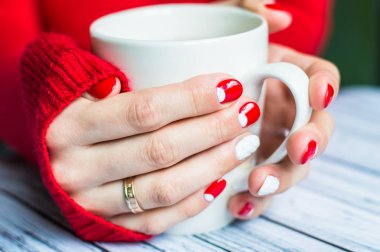 Bir fincan çay ile tutan kadın