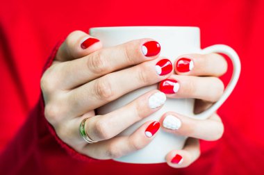 Bir fincan çay ile tutan kadın