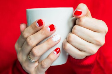 Bir fincan çay ile tutan kadın