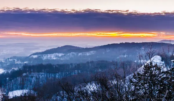 Přírodní krajina při východu slunce — Stock fotografie