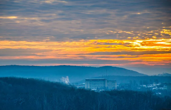 Natuur landschap tijdens zonsopgang — Stockfoto