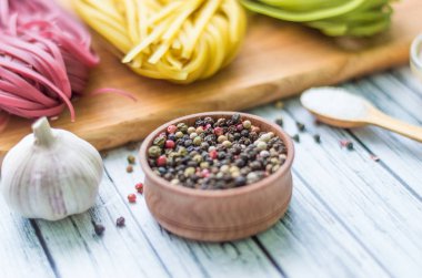 Natürmort makarna malzemelerle