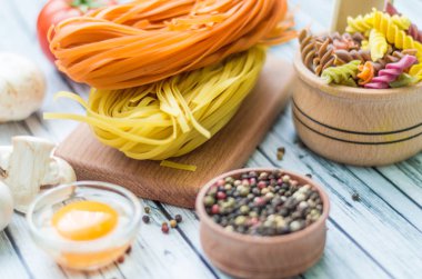 Natürmort makarna malzemelerle