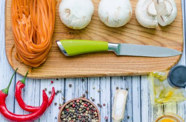 Natürmort makarna malzemelerle