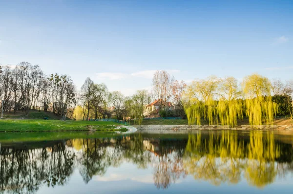 Alatt a naplementében lake City park — Stock Fotó