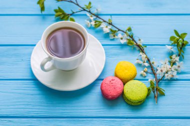 Bademli kurabiye ve kahve ahşap arka plan üzerinde hareketsiz yaşam