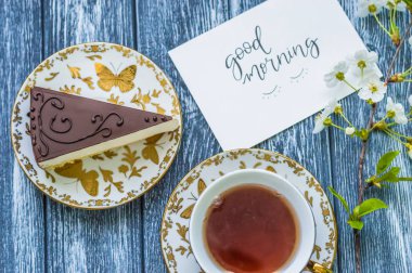 Fincan çay ve kek ile natürmort