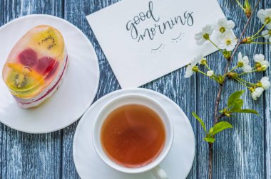 Fincan çay ve kek ile natürmort