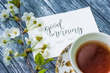 Fincan çay ve kek ile natürmort