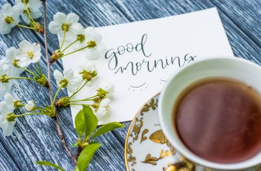 Fincan çay ve kek ile natürmort