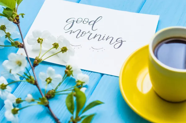 Fincan çay ve kek ile natürmort