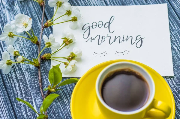 Натюрморт с чашкой чая и тортом — стоковое фото