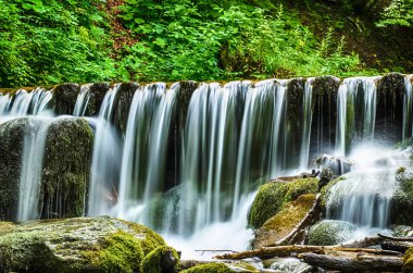 Şelale Shypit Ukrayna Karpat Dağları uzun pozlama üzerinde