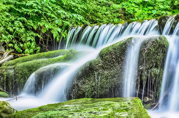 Cachoeira Shypit nas montanhas dos Cárpatos ucranianos sobre a longa exposição — Fotografia de Stock