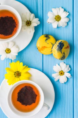 Fincan çay ve kek üzerine ahşap mavi arka plan ile natürmort