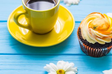 Fincan çay ve kek üzerine ahşap mavi arka plan ile natürmort