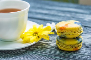 Fincan çay ve kek üzerine ahşap mavi arka plan ile natürmort