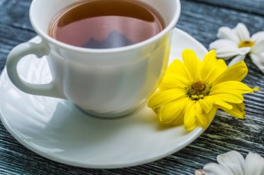 Fincan çay ve kek üzerine ahşap mavi arka plan ile natürmort