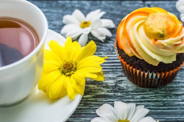 Fincan çay ve kek üzerine ahşap mavi arka plan ile natürmort