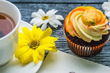 Fincan çay ve kek üzerine ahşap mavi arka plan ile natürmort