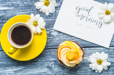 Fincan çay ve kek üzerine ahşap mavi arka plan ile natürmort