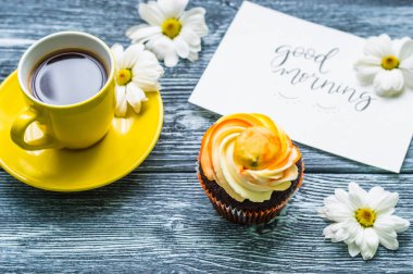 Fincan çay ve kek üzerine ahşap mavi arka plan ile natürmort