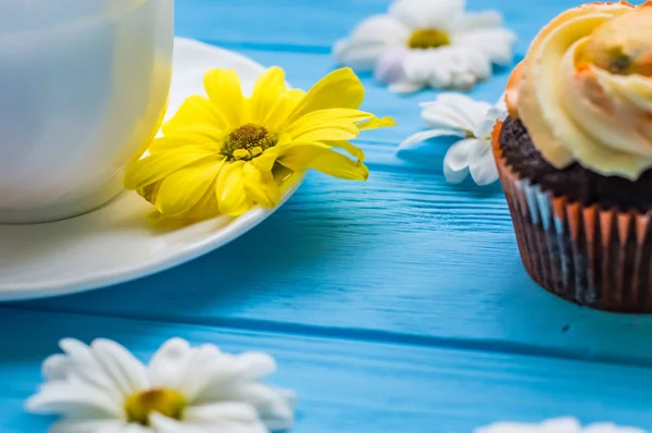 Stillleben mit Tee und Kuchen auf dem hölzernen blauen Hintergrund — Stockfoto