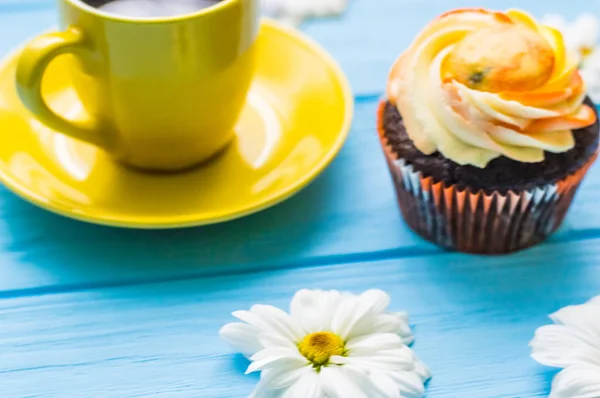 Stillleben mit Tee und Kuchen auf dem hölzernen blauen Hintergrund — Stockfoto