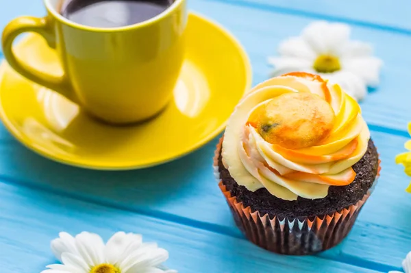 Stillleben mit Tee und Kuchen auf dem hölzernen blauen Hintergrund — Stockfoto