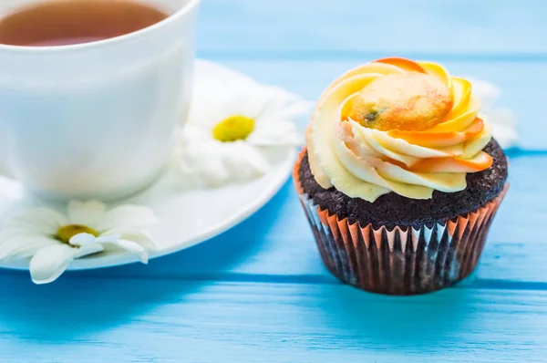 Stillleben mit Tee und Kuchen auf dem hölzernen blauen Hintergrund — Stockfoto