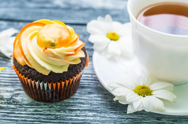 Bodegón con taza de té y pastel en el fondo azul de madera — Foto de Stock