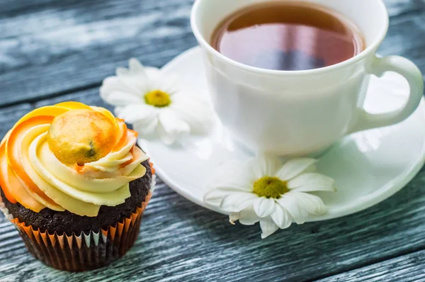 Stillleben mit Tee und Kuchen auf dem hölzernen blauen Hintergrund — Stockfoto