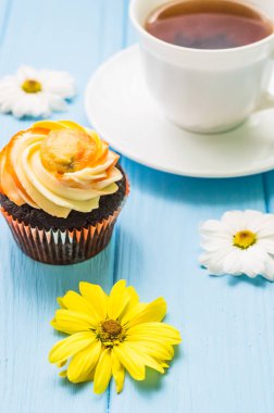 Fincan çay ve kek ile natürmort