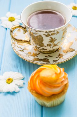 Fincan çay ve kek ile natürmort