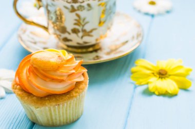 Fincan çay ve kek ile natürmort