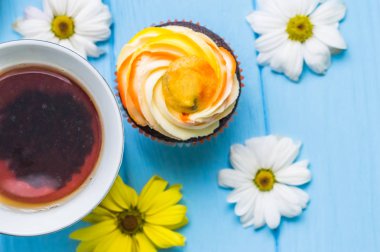 Fincan çay ve kek ile natürmort