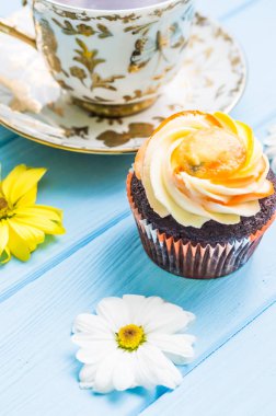 Fincan çay ve kek ile natürmort