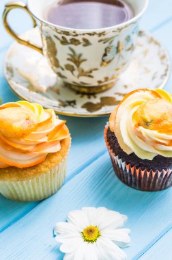 Fincan çay ve kek ile natürmort