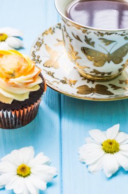 Fincan çay ve kek ile natürmort