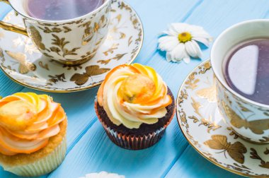 Fincan çay ve kek ile natürmort