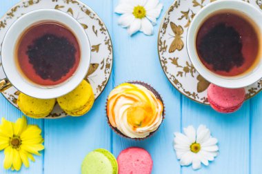 Fincan çay ve kek ile natürmort