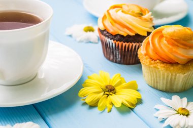 Fincan çay ve kek ile natürmort