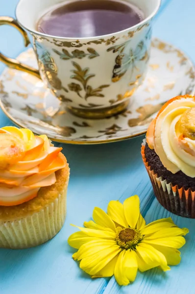 Fincan çay ve kek ile natürmort — Stok fotoğraf